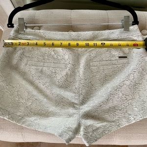Women’s Abercrombie size 6 w28 shorts. Cream & silver.  17 in hips